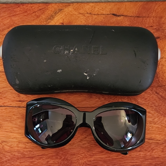 Authentic Chanel Black Wrap Sunglasses with Mother of Pearl CC detail at temples - Picture 9 of 14